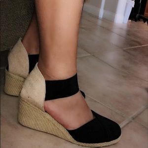 Closed-toe elastic strap wedge shoes